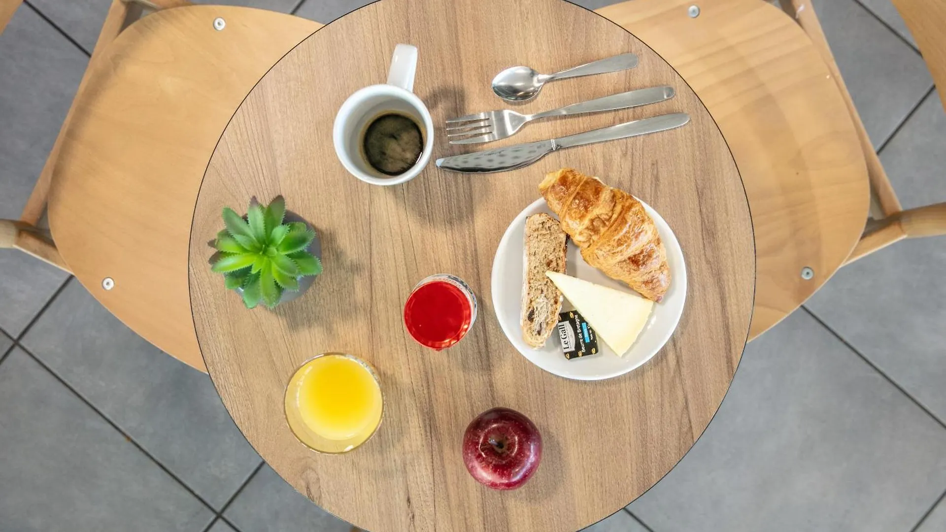 B&B Hotel Lyon Aeroport Saint-Quentin-Fallavier 2*,