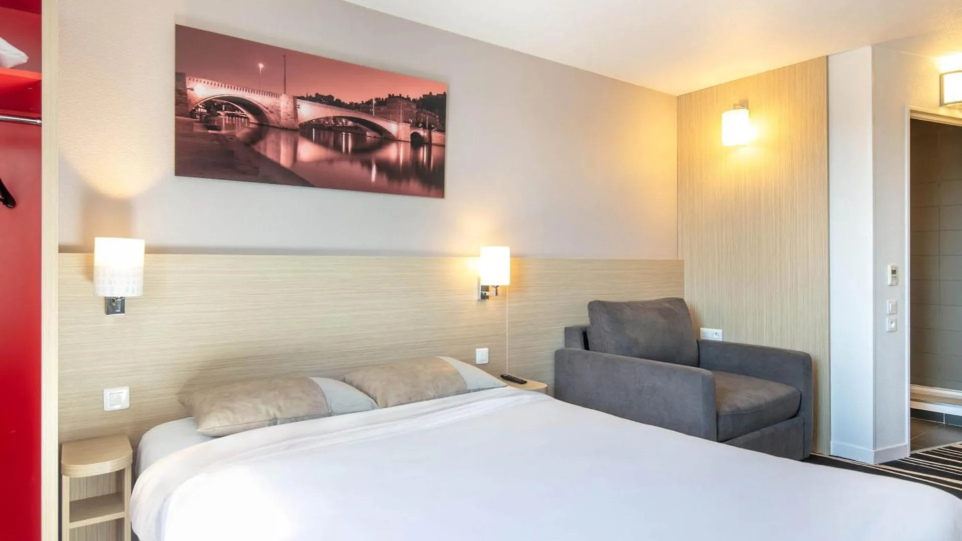 B&B Hotel Lyon Aeroport Saint-Quentin-Fallavier 2*,